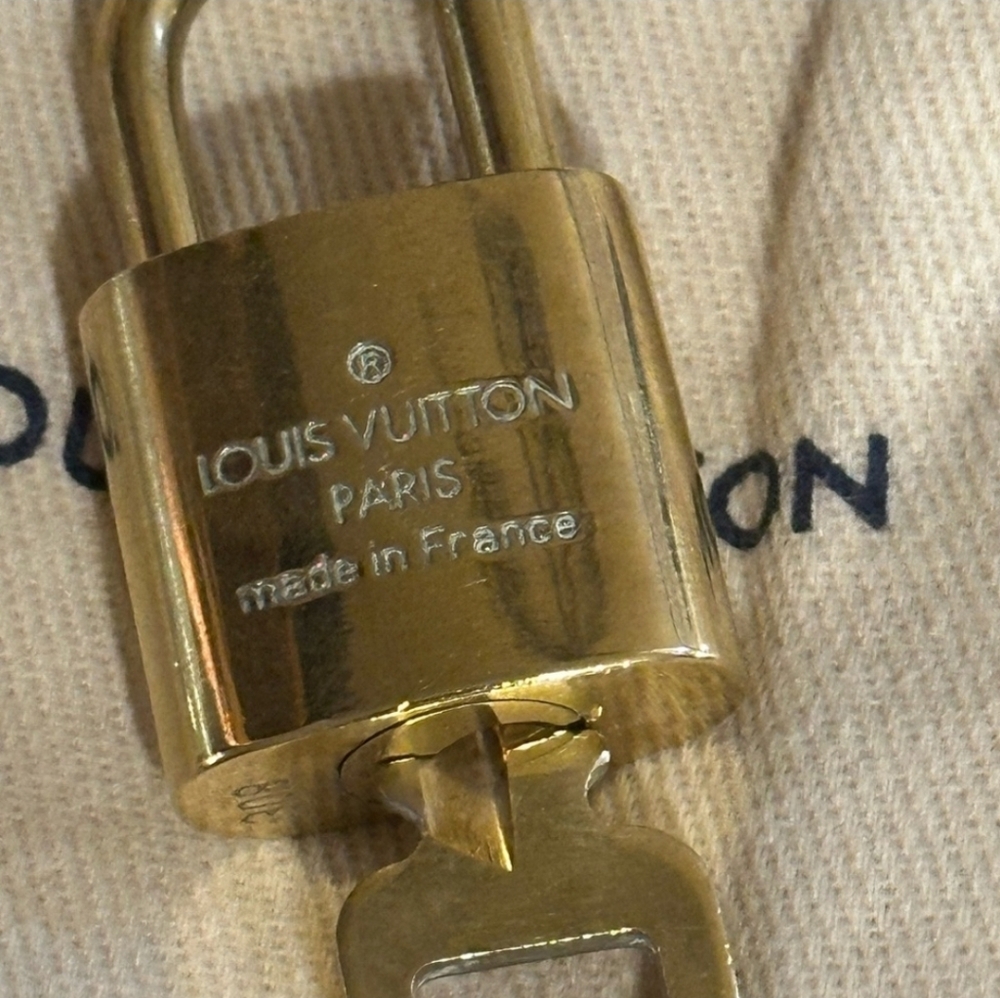 Louis Vuitton Luxurious Gold Lock and Key - Picture 4 of 5